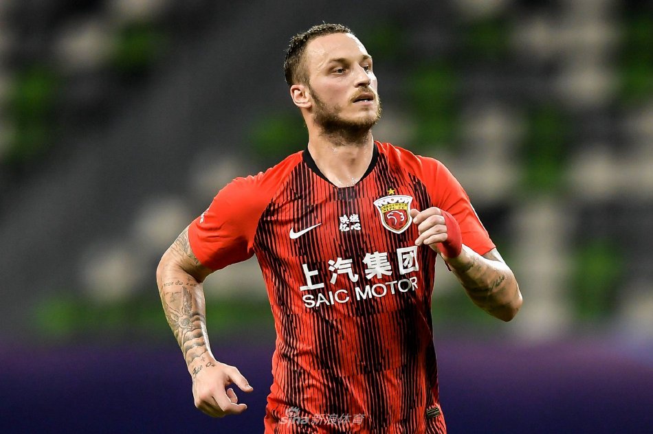 着万千球迷 着万千球迷